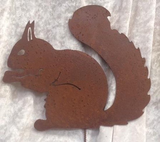 Eekhoorn knabbelend op pin, 24 x 22 cm. Roest Metaal Tuindecoratie