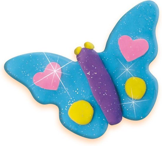 Een blauwe glitterklei vlinder met roze hartjes op de vleugels. Paarse body en gele oogjes.