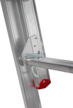 Detail van de vergrendelingsmechanisme van een aluminium reformladder, met rode antislipvoet.