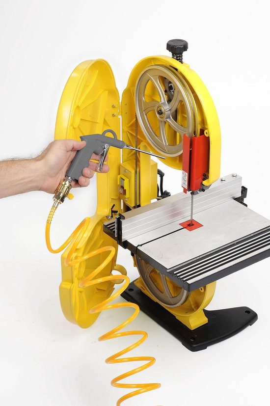 Hand met grijs blaaspistool dat op een gele lintzaagmachine wordt gericht.