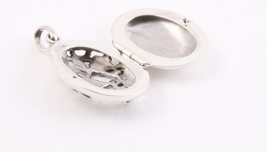 Médaillon ovale en argent ajouré