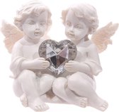 2 zittende engeltjes- cherubijntjes met hartvormig edelsteentje