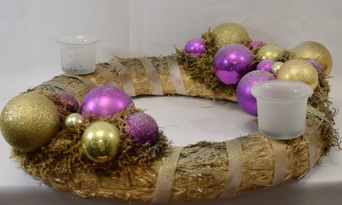 ZoeZo Design - Krans - natuurlijke materialen - riet - Ø 40 cm - ligkrans - kerstkrans - tafelkrans - met 2 waxinelichtjeshouders - roze - goud - pink - glitter - kerststukje