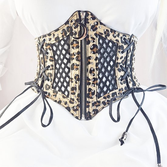 Close-up van een panterprint korset met mesh, rits, studs en zwarte veterdetails.