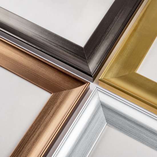Vier fotolijsten in brons, goud, zilver en donkergrijs, op een witte achtergrond.