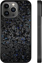 iPhone 15 Pro Max hoesje met carbon fiber look, blauwe deeltjes en een zwarte zijkant met textuur. Weergegeven met camera-uitsparing.