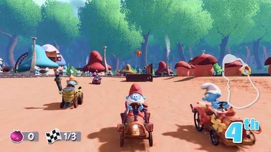 Smurfen racen in voertuigen door een dorp met paddenstoelhuizen. Een Smurf op een gele wagen wordt getoond.