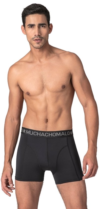 Man met zwarte boxer met grijze merklogo tailleband, borstbeeld.