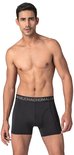 Man met zwarte boxer met grijze merklogo tailleband, borstbeeld.