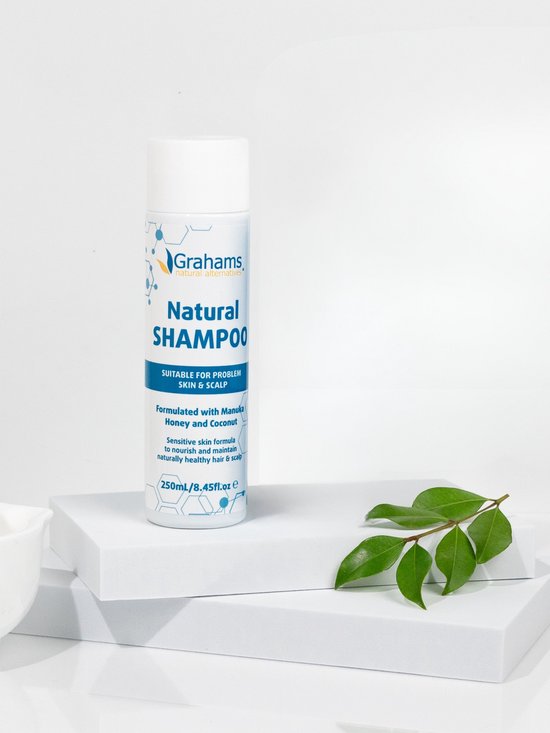Grahams Natural Shampoo, 250ml, op witte podiums, geschikt voor probleemhuid en hoofdhuid.