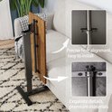 Details van de inklapbare houten laptoptafel, met pijlen die wijzen naar de montage.