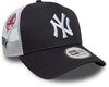Casquette New Era New York Yankees avec logo NY blanc et petit drapeau Yankees sur le mesh blanc.