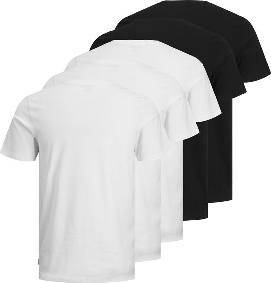 Vijf T-shirts in het zwart en wit, opgestapeld.
