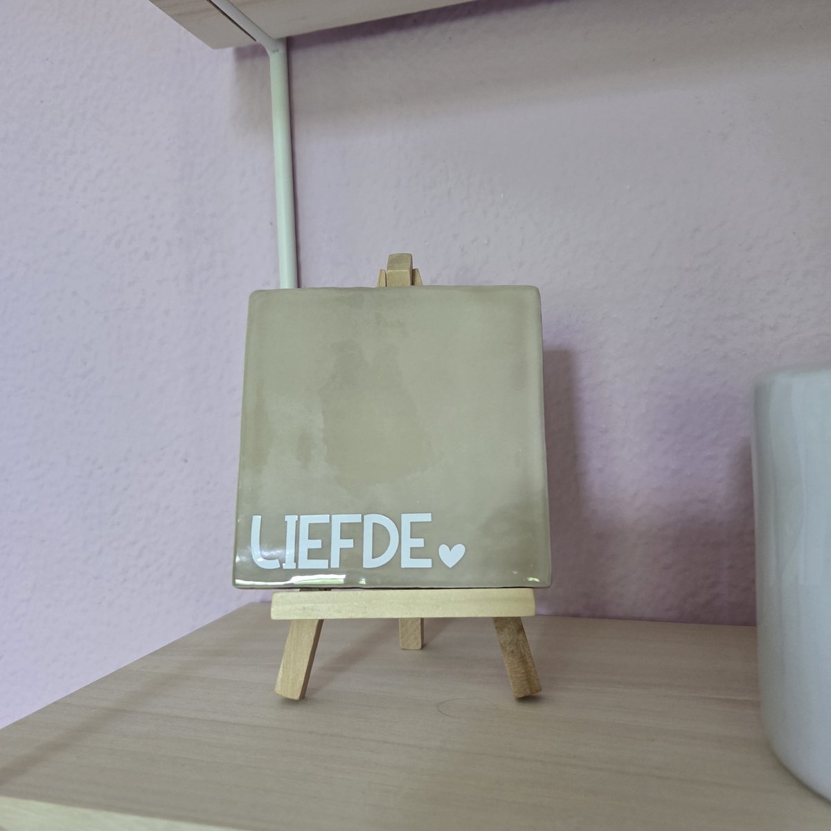 Robuust Wenstegeltje – Liefde – Hip trendy tegeltje – Beige Keramiek met Witte Tekst – 10x10 cm – Minimalistisch Spreuktegeltje – Sfeervolle Wanddecoratie – Cadeau voor Liefde, Gezin, Vrienden of Nieuw Huis – Trendy nu