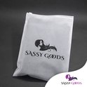 Witte verpakkingstas met het Sassy Goods logo in zwart.