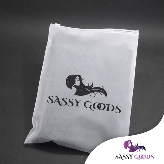 Witte verpakkingstas met het Sassy Goods logo in zwart.