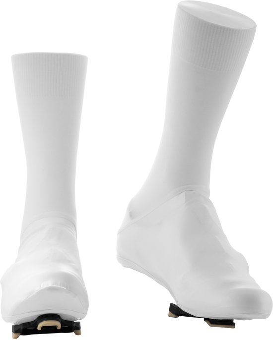 Twee witte fietsoverschoenen met sok, één op een schoen met klikpedaal.