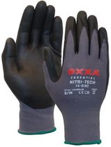 Grijze werkhandschoenen van Oxa, met zwarte nitril coating op vingers en handpalm. Met tekst 'ESSENTIAL NITRI-FOAM 10'.