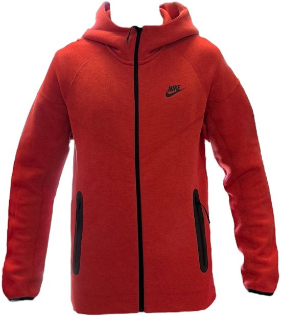 Rode Nike Tech fleece hoodie met zwarte rits en Nike logo.