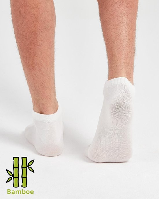 Witte, lage bamboe sneakersokken, gedragen door een man. Bamboe logo.