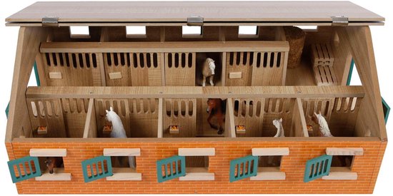 Houten paardenstal met 9 boxen, rode bakstenen voorkant, 5 paarden zichtbaar in de stallen.