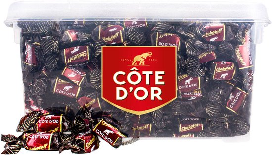 Transparante bewaarbak gevuld met Chokotoff bonbons, met enkele bonbons voor de bak.