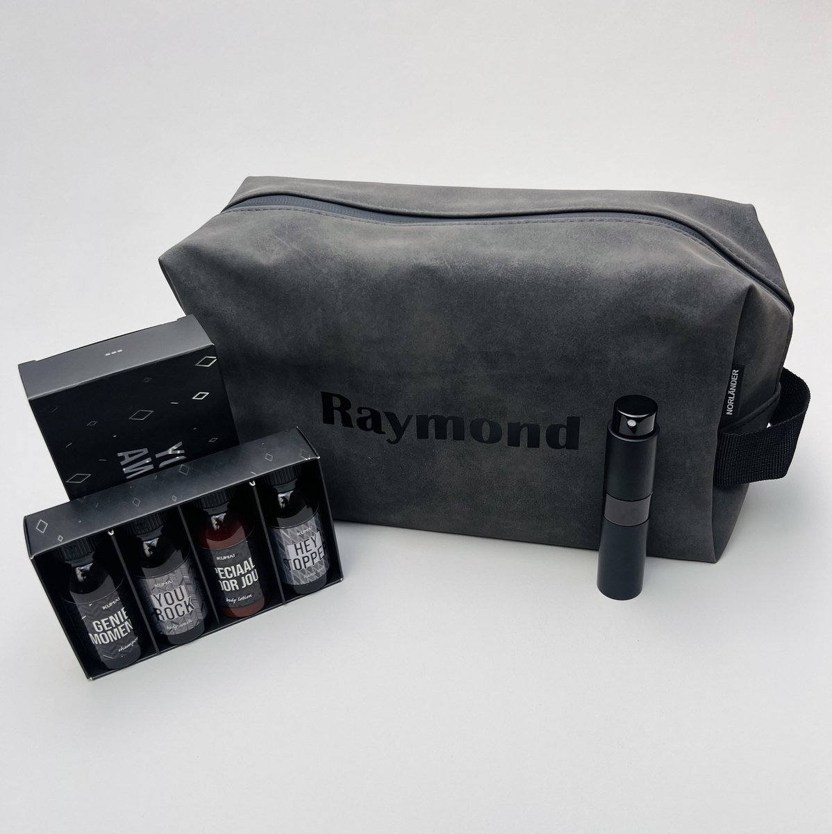 Nörlander nubuck toilettas met naam - Persoonlijk cadeau voor hem of haar - Gepersonaliseerde toilettas met reisset - parfumverstuiver