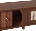 Detail van donkerhouten tv-meubel met rieten middenvak, rond gat en messing knop.