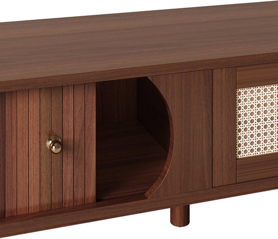 Detail van donkerhouten tv-meubel met rieten middenvak, rond gat en messing knop.