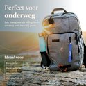Blauw SURVEX waterfilter hangt aan een rugzak met een fles. Ideaal voor reizigers, backpackers, wandelaars, kampeerders.