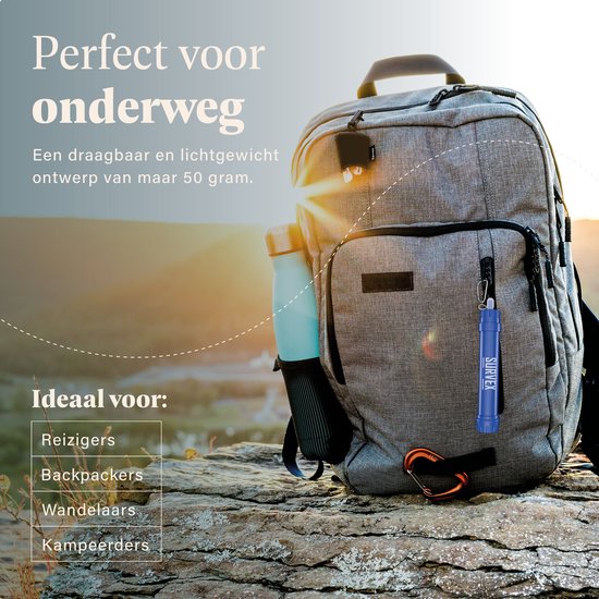 Blauw SURVEX waterfilter hangt aan een rugzak met een fles. Ideaal voor reizigers, backpackers, wandelaars, kampeerders.