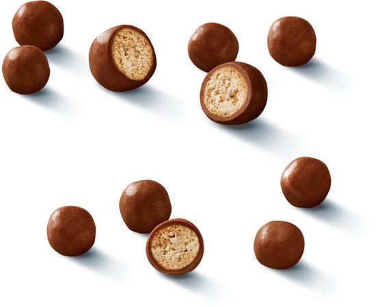 Chocoladekoekjes met een koekvulling, met schaduw op zwarte achtergrond.