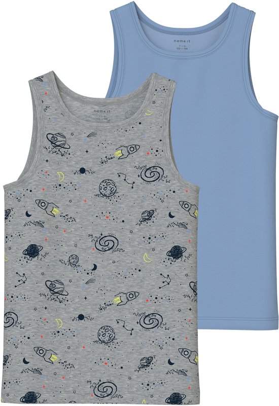Twee hemdjes, een effen lichtblauwe en een grijze met all-over space print: raketten, planeten, sterren en manen.