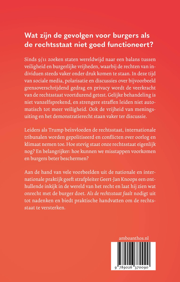 Achterkant boekcover met tekst over de gevolgen van een falende rechtsstaat en informatie over de auteur.