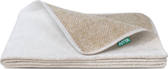 Een opgevouwen matrasbeschermer met een witte bovenkant en beige onderkant, met een groen "JUTTA" label.