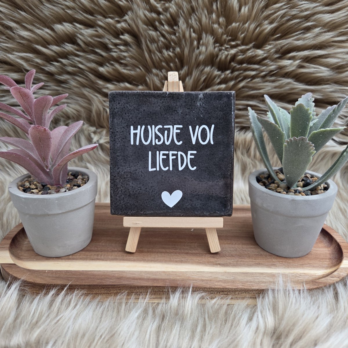Robuust Wenstegeltje – Huisje vol Liefde – Hip trendy tegeltje – Tegeltje met Spreuk – Keramiek – 10x10 cm – Wanddecoratie – Cadeau voor Nieuwe Woning, Housewarming of Gezinscadeau – Sfeervol en Persoonlijk - Vriend(in) - Zomaar – Trendy nu