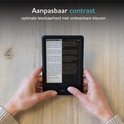 Handen houden een e-reader met zwart-wit tekst, "Aanpasbaar contrast"