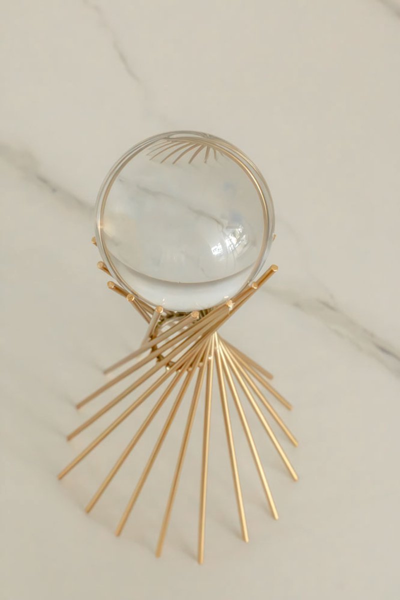 VL HOME Modern gouden geomrtrisch ijzeren frame kristallen bal sculptuur