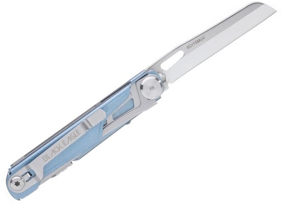 Blauw Black Eagle multitool mes met lichtblauwe handgreep, opengeklapt op witte achtergrond.