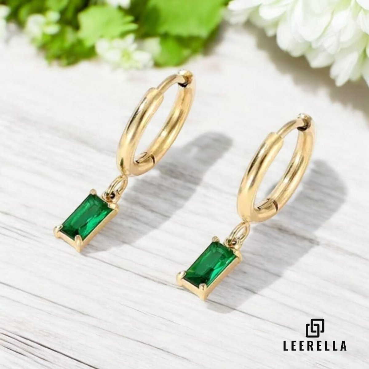 Leerella Luxe Oorringen Goudkleurig van Roestvrij Staal met Sprankelende Groen Zirkonia – Tijdloze Klasse met een Moderne Twist