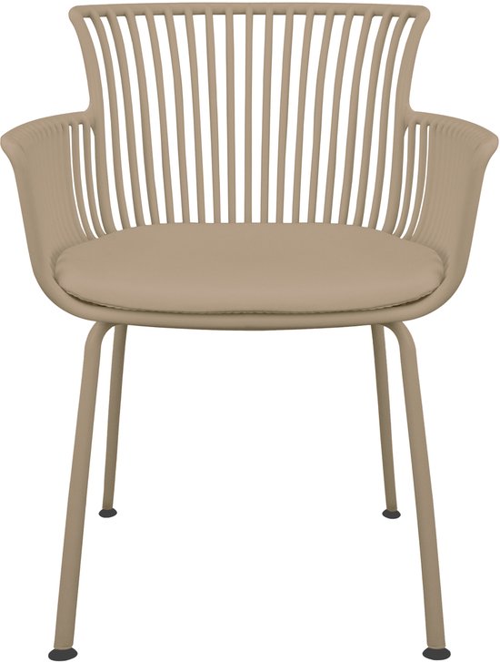 Beige tuinstoel met een zitting en een rugleuning van verticale ribbels en slanke metalen poten.