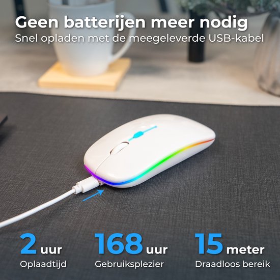 Witte muis met RGB verlichting wordt opgeladen via de bijgeleverde USB kabel. Specificaties: 2 uur oplaadtijd, 168 uur gebruik, 15 meter draadloos bereik.