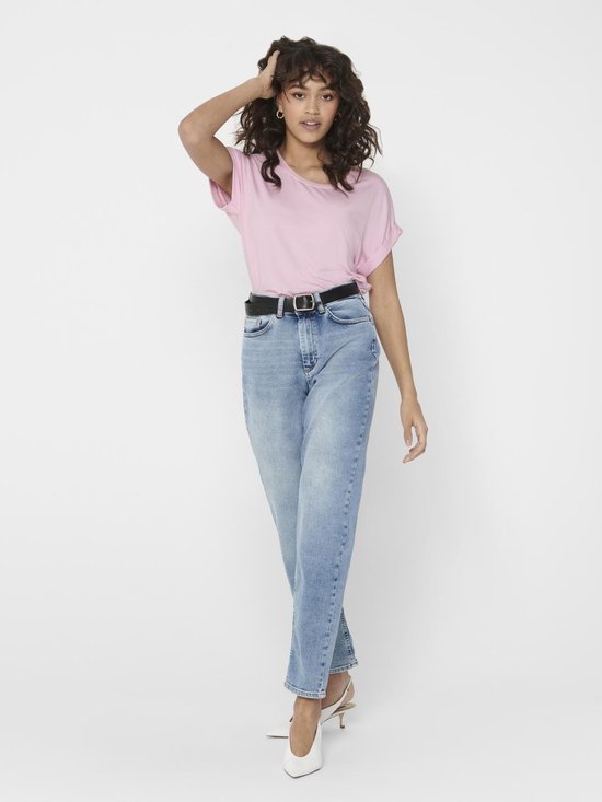 Roze dames T-shirt met korte omgeslagen mouwen en boothals, gedragen op een lichtblauwe jeans en witte hakken.