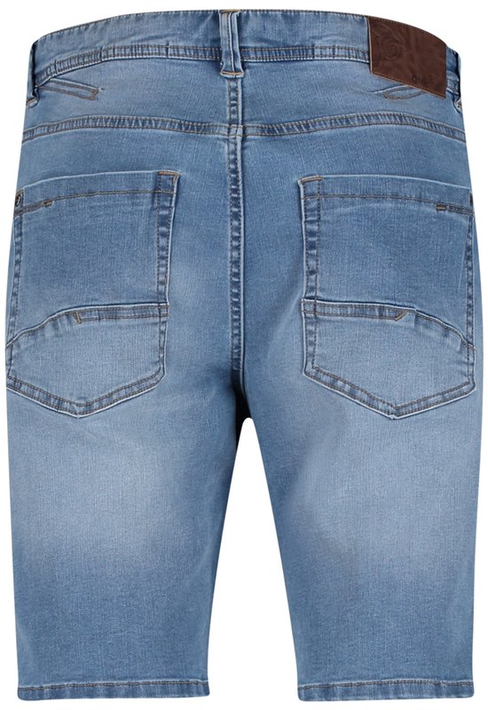 Dos du short en denim bleu clair délavé avec deux poches arrière plaquées et une étiquette en cuir marron 'DNR'.