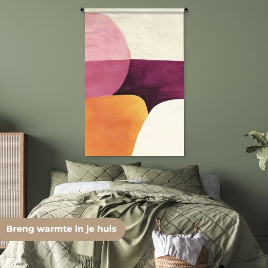 Tapisserie abstraite avec des formes roses, violettes, oranges et crème au-dessus d'un lit vert, avec le texte 'Apportez de la chaleur chez vous'.