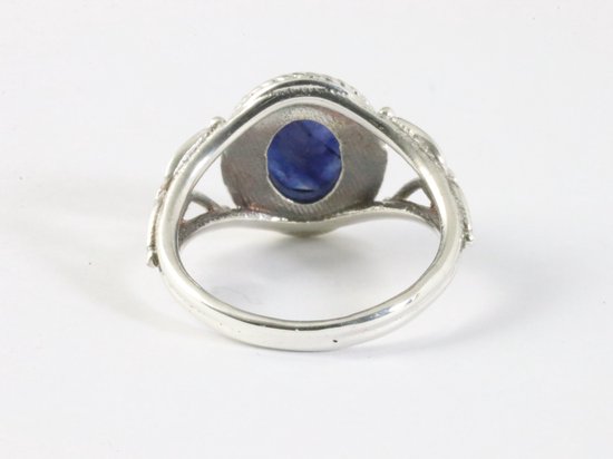 Opengewerkte zilveren ring met blauwe saffier - maat 16