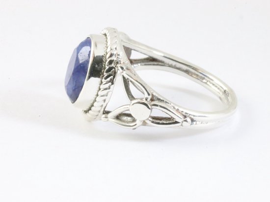 Opengewerkte zilveren ring met blauwe saffier - maat 16