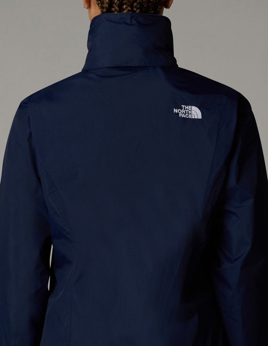 Donkerblauwe The North Face jas, detail achterkant nek. Logo zichtbaar.