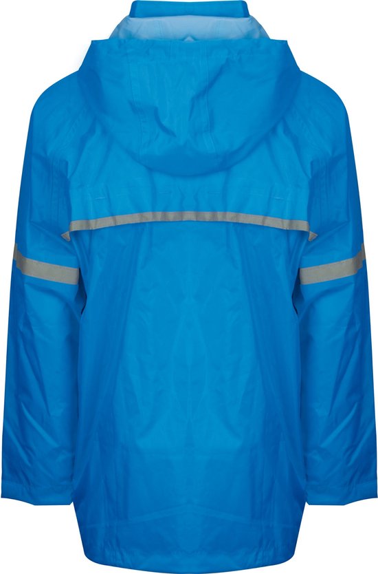 Achterkant van een blauwe Ralka kinder regenjas met reflecterende strepen op de mouwen en rug. Capuchon is zichtbaar.