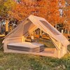 Beige opblaasbare tent, open aan voorzijde, met een luchtbed erin.